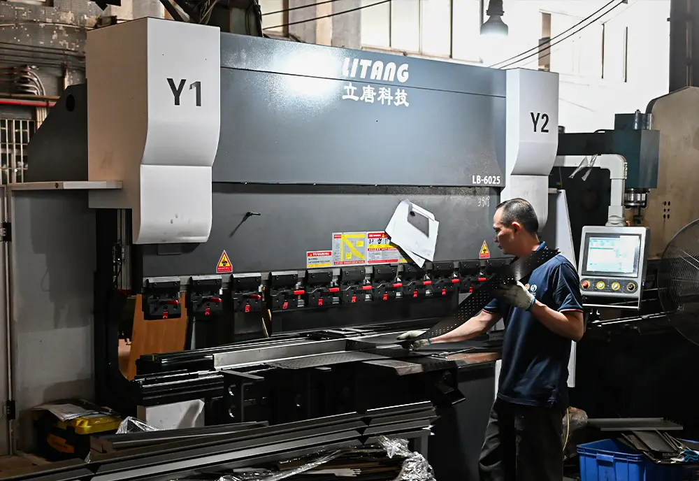 Heavy duty box beam roll forming mill