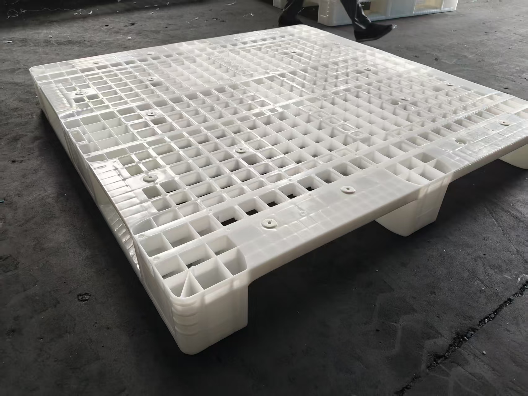1414 JINDU HDPE Steel-Reinforced Industrial Heavy Duty Pallet Racking 3 Skids Runners 4-Way Entry Single Faced Long Service Life